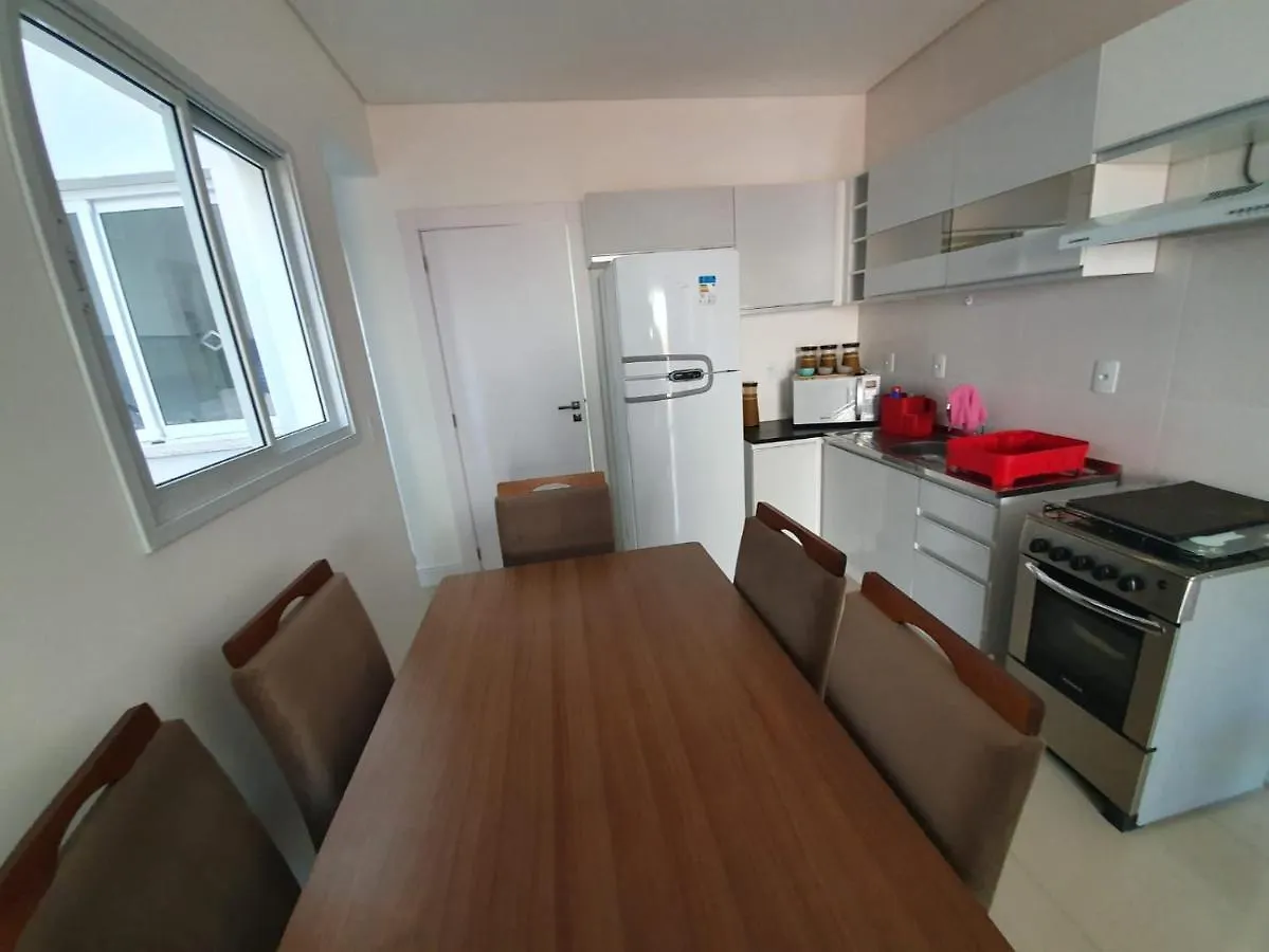 Apartamento Apto na praia de Palmas, próximo ao mar, climatizado e com piscina Governador Celso Ramos
